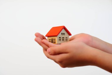 Çocuk evi, closeup holding figürü. Evlat edinme kavramı