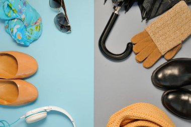 Mevsim değişiklikleri kavramı, Bayan aksesuarlar ve iki ton arka plan üzerinde ayakkabı. Düz yatıyordu. Üstten Görünüm.