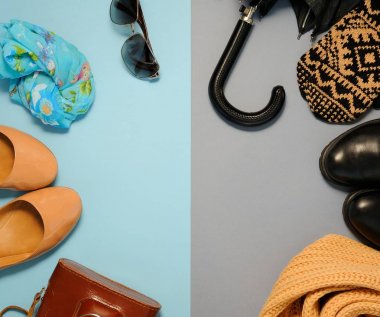 Mevsim değişiklikleri kavramı, Bayan aksesuarlar ve iki ton arka plan üzerinde ayakkabı. Düz yatıyordu. Üstten Görünüm.