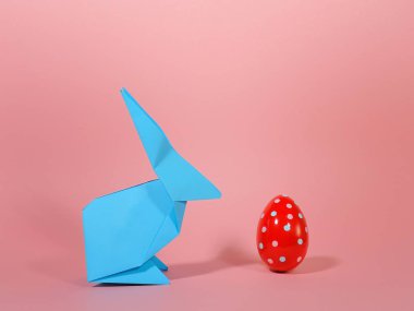 Paskalya tavşanı dekorasyon kağıt üzerinde pembe bir arka plan. Paskalya fikirler