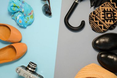 Mevsim değişiklikleri kavramı, Bayan aksesuarlar ve iki ton arka plan üzerinde ayakkabı. Düz yatıyordu. Üstten Görünüm.