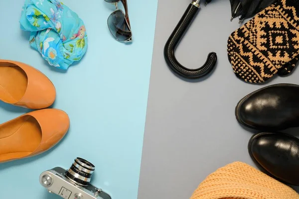Mevsim değişiklikleri kavramı, Bayan aksesuarlar ve iki ton arka plan üzerinde ayakkabı. Düz yatıyordu. Üstten Görünüm.