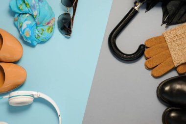 Mevsim değişiklikleri kavramı, Bayan aksesuarlar ve iki ton arka plan üzerinde ayakkabı. Düz yatıyordu. Üstten Görünüm.