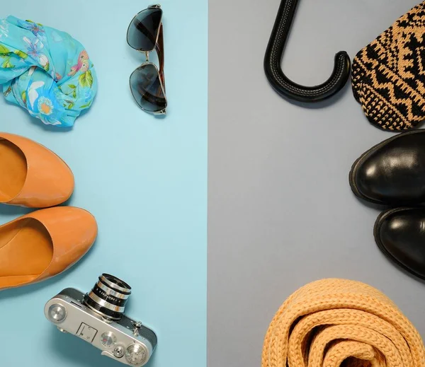 Ayakkabı ve aksesuarları için set iki sesi arka plan üzerinde yürüyüş. Düz yatıyordu. Üstten Görünüm.