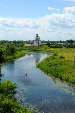 Bulut kaplı bir gökyüzünün altında St. Elijah Kilisesi, mimari topluluğu. Erken Rus beyaz taş mimarisi büyük örneği. Suzdal. Rusya. Nehrin Kamenka