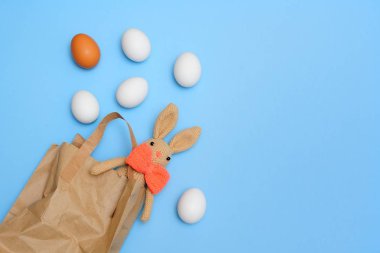 Paskalya yumurta ve süslemeleri ile kompozisyon. Tatil düz yatıyordu