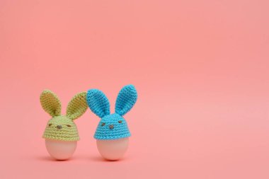 Paskalya tatil konseptiyle el yapımı yumurta, bunny, pembe bir arka plan üzerinde piliçler. Paskalya fikirler