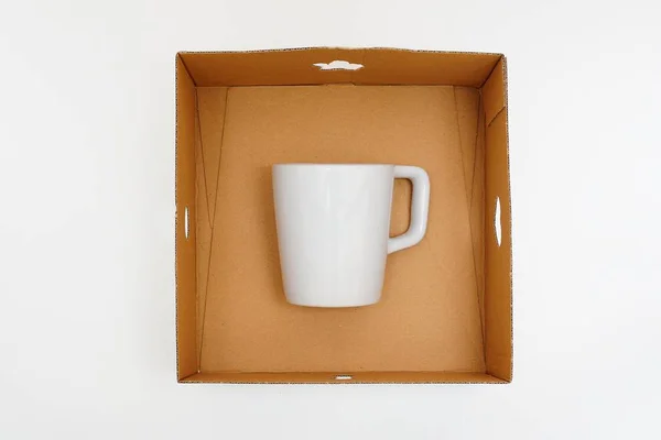 Mug Putih Dalam Kotak Dengan Latar Belakang Putih Konsep Penyimpanan — Stok Foto