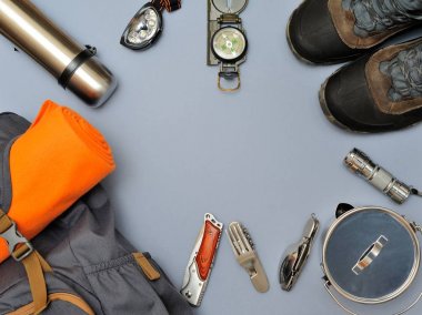 Tatil ve seyahat ekipman gri arka plan üzerinde ayarlayın. Spor yaşam tarzı. Üstten Görünüm noktası. Düz yatıyordu.