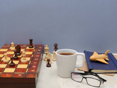 Kartpostal babalar günü. Babanın şeyler, bir fincan kahve, satranç taşları ve ebeveynler için aşk kavramı