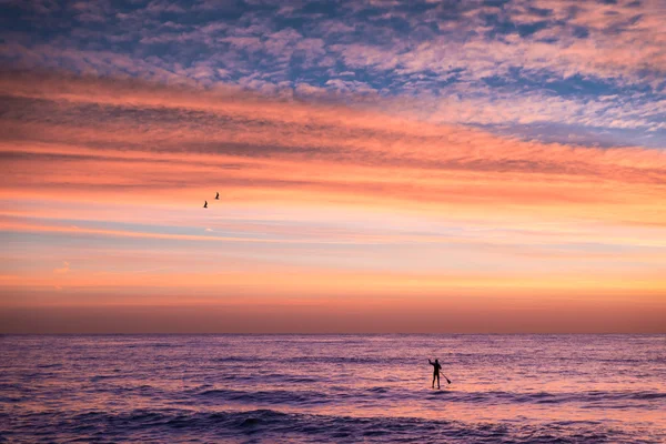 Adam stand up paddle kurulu — Stok fotoğraf