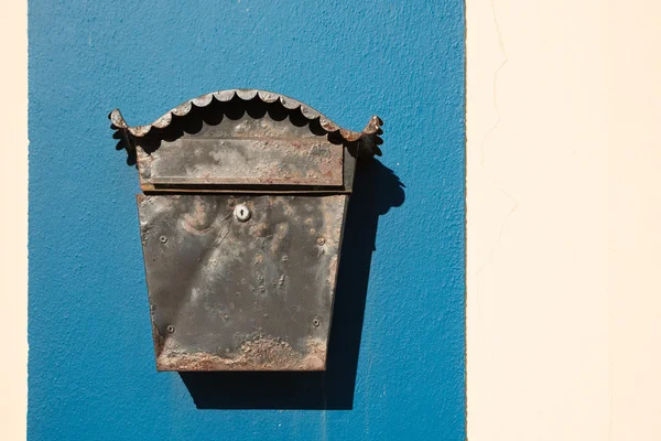 Cutie cu antet veche pe perete — Fotografie, imagine de stoc