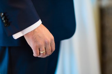 Damadın el ile yüzük