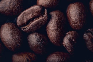 Kahve çekirdekleri yakın.