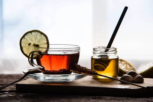 Чай и мед — стоковое фото