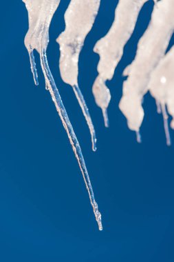 beyaz buz sarkıtları ve gökyüzü