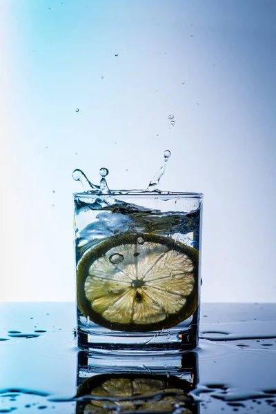 Стакан лимонной воды — стоковое фото