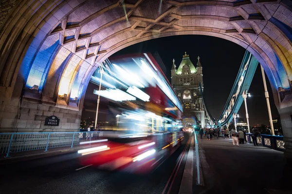 伦敦塔桥和伦敦巴士 — 图库照片