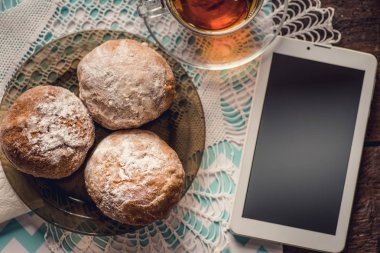 Plaka üzerinde üç çörek