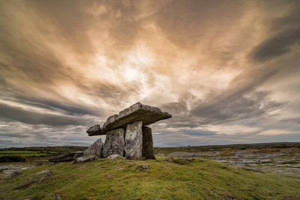 Poulnabrone порталу гробниці в Ірландії — стокове фото