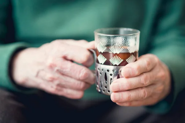 Bir çay tutan bir adam