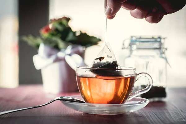 Alguien que prepara té — Foto de Stock