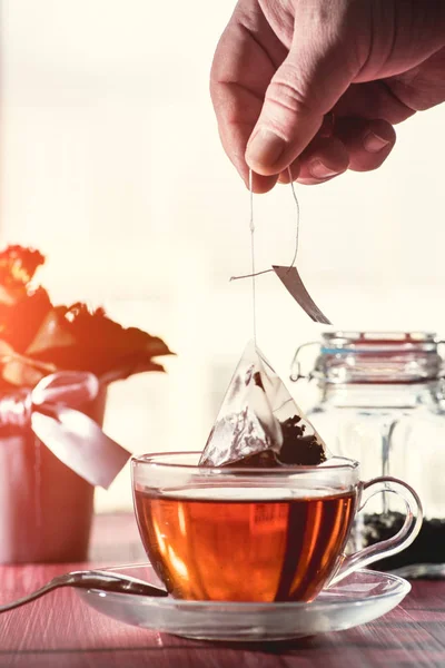 Birisi çay hazırlama