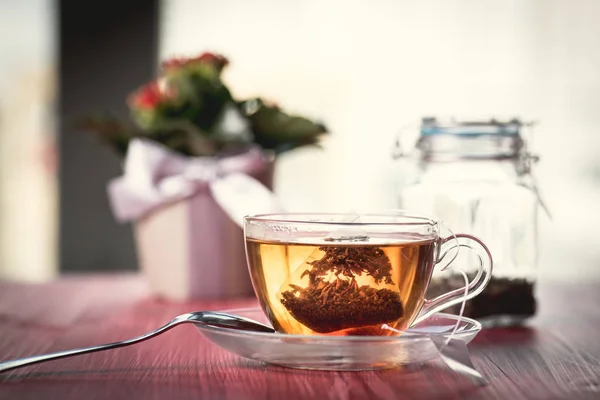 Birisi çay hazırlama