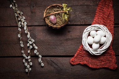 Paskalya yumurtaları masada.