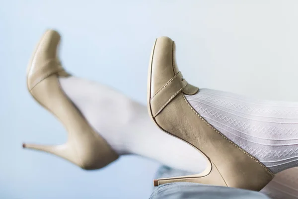 Frauenbein in den Schuhen — Stockfoto