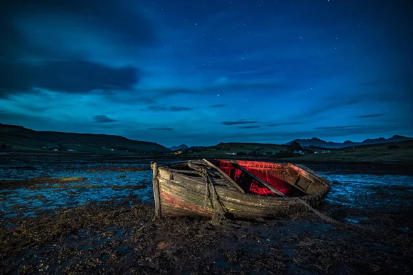 Einsames Boot in der Nacht — Stockfoto