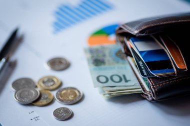 Lehçe para masanın üstünde