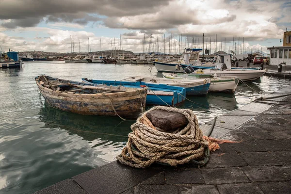イタリアのプロシダ島の港にいる漁師のボートの中には ロイヤリティフリーのストック画像