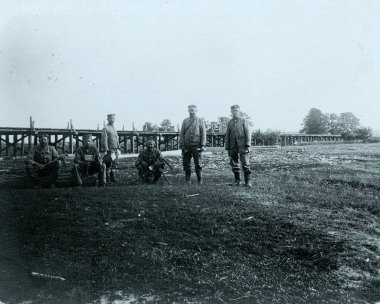 Kamera önünde tahta köprüden poz altı Alman mühendisler