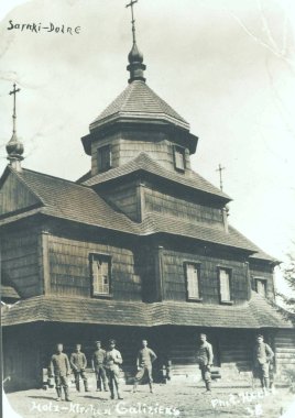 Alman askerlerinin önünde, Sarnki-Dolne, GALIZIA ile ahşap kilise