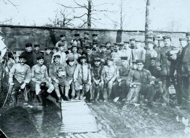 Alman müfreze kamera önünde duvar için poz