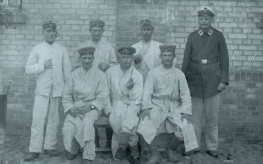 Sağlık görevlisi ile poz hastane mahkemede altı Alman yaralı asker
