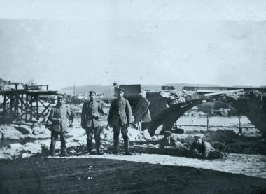 Yıkılan köprü önünde poz beş Alman askerleri