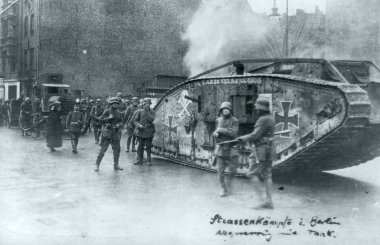 Berlin'de sokak Rus birlikleri ile Alman hizmetindeki yakalanan İngiliz tank ile