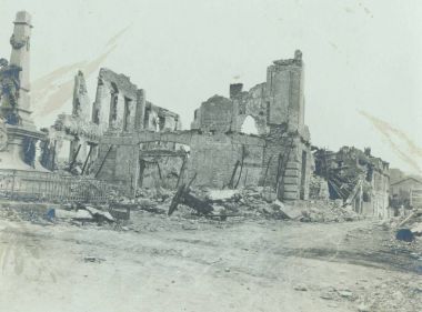 Bombalama sonra kalıntıları ile ağır kabuklu Köyü