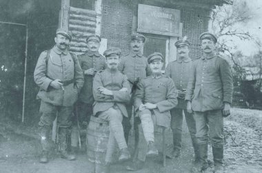 Yedi Alman askeri kantin önüne kamera poz