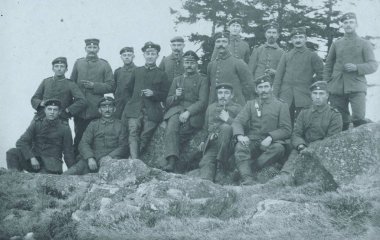 üstünde tepe-in tepe kameraya poz Alman askerleri