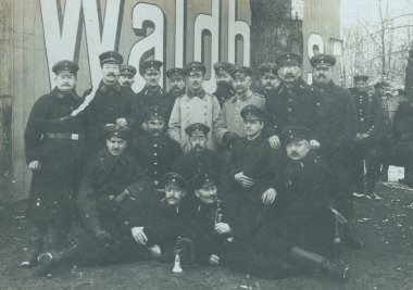 Bina ahşap önünde poz Almanca Landstorm askerler