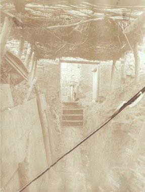 Üst kamuflaj ile iyi hazırlanmış hendek dışında göster