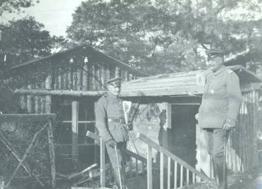 Küçük binalar kameraya poz önünde iki Alman subayları