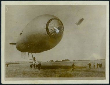 İki küçük zeppelines ve yere iniş, alan mürettebat