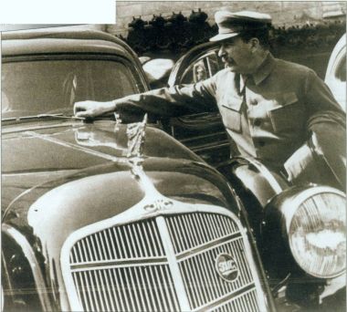 Josef Stalin görünümünü siyah arabanın yanında