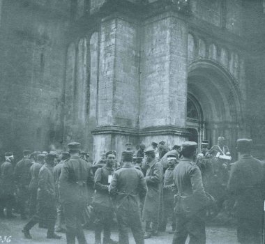 Şehirdeki büyük katedral önünde Alman askerleri