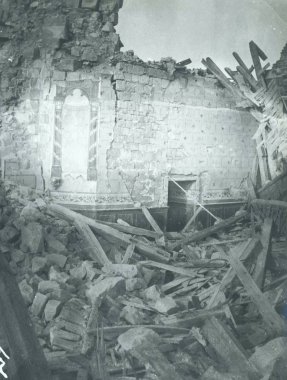 Bombalama sonra kilise kalıntıları görünümünü