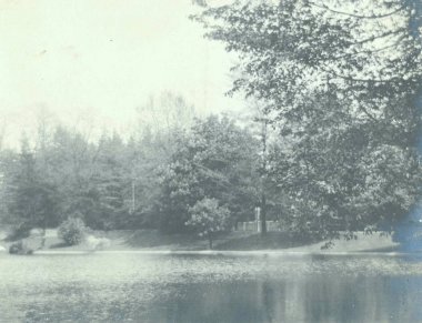Görünümü büyük göl alanı ve park